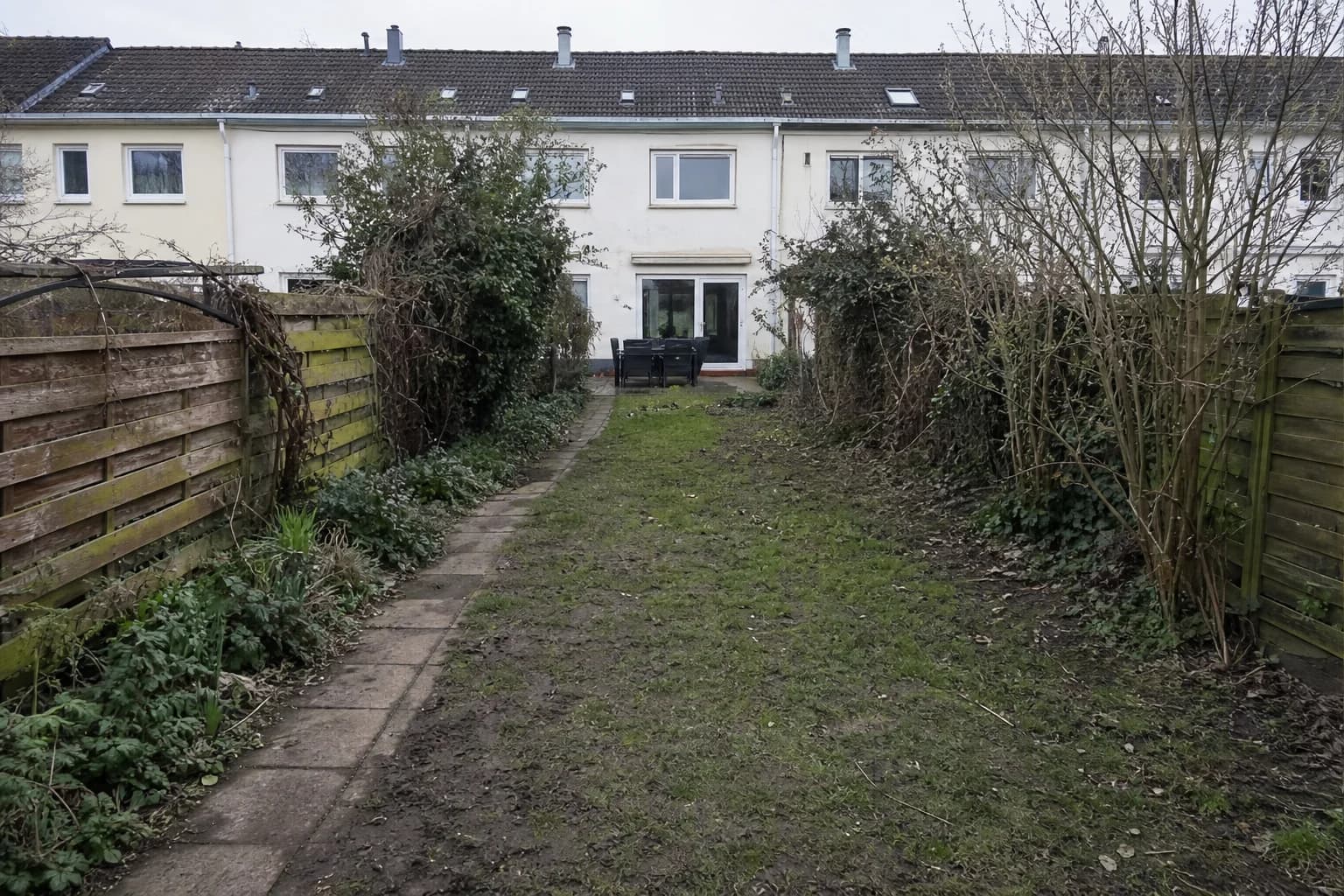 Verwilderter Reihenhausgarten vor der Umgestaltung
