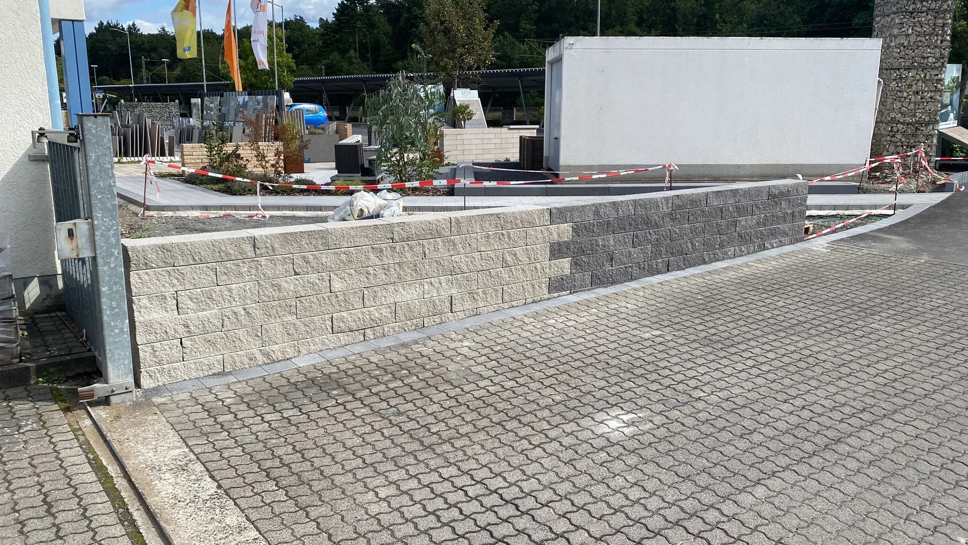 Stützmauer und Pflasteranschluss von AK-Garten in Hanau an einer Außenfläche