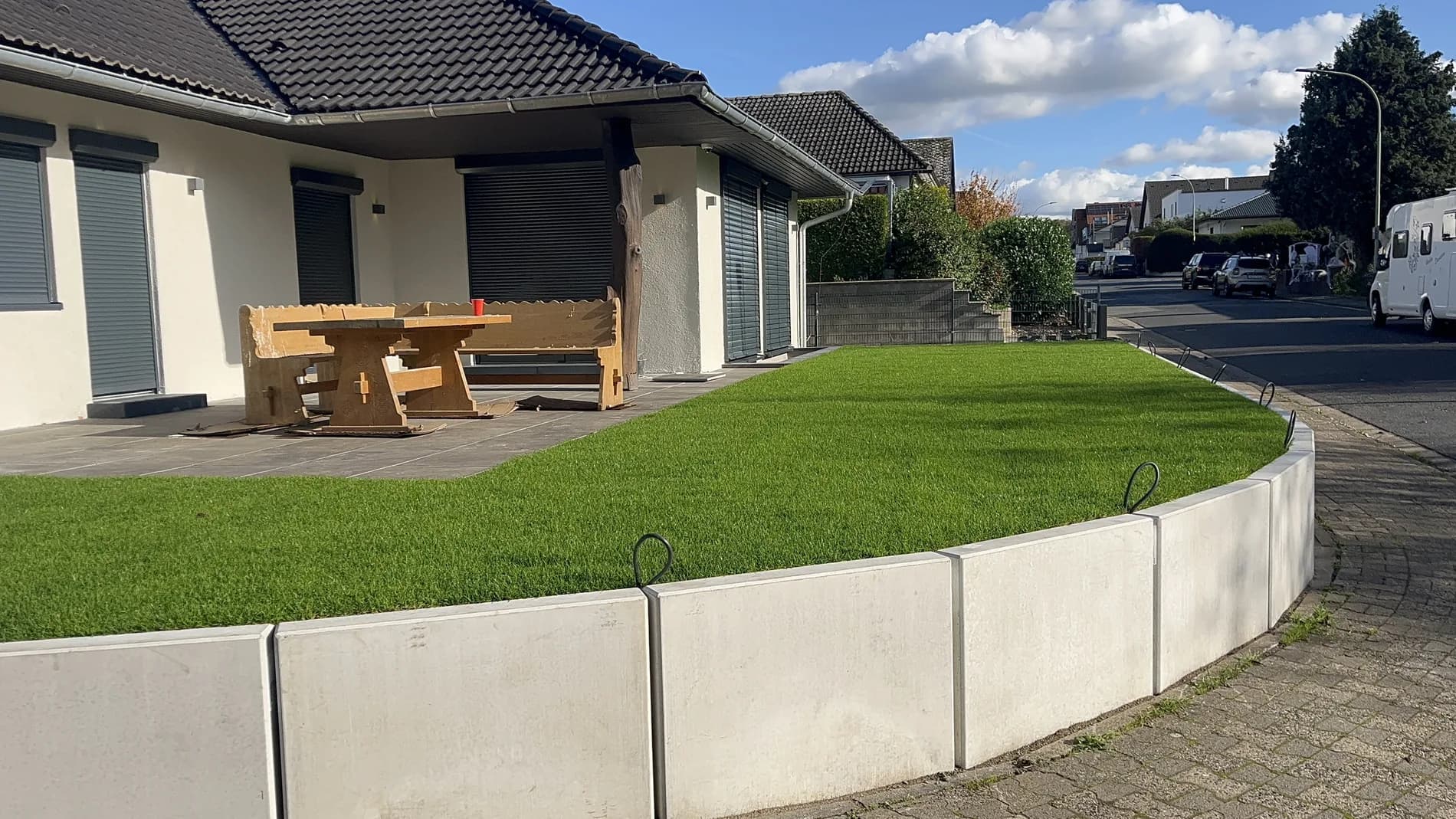Rollrasen von AK-Garten in Hanau an modernem Wohnhaus mit sauber gesetzten Betonrändern